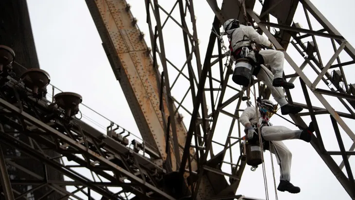 Tháp Eiffel sẽ thay áo toàn bộ với màu sơn mới - Ảnh 3. Tháp Eiffel sẽ thay áo toàn bộ với màu sơn mới - Ảnh 3.