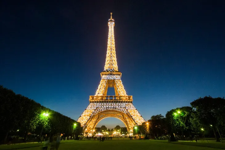 Tháp Eiffel sẽ thay áo toàn bộ với màu sơn mới - Ảnh 4. Tháp Eiffel sẽ thay áo toàn bộ với màu sơn mới - Ảnh 4.
