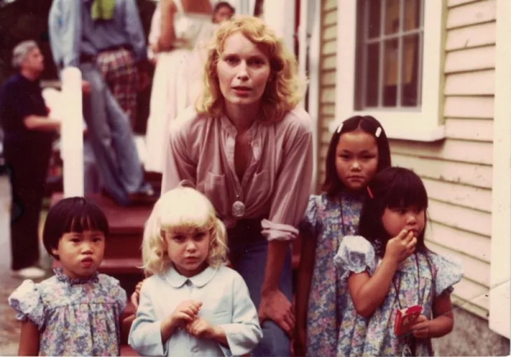Phim tài liệu Allen v. Farrow tiết lộ những mảng tối khủng khiếp của Woody Allen - Ảnh 2. Phim tài liệu Allen v. Farrow tiết lộ những mảng tối khủng khiếp của Woody Allen - Ảnh 2.