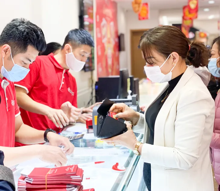 Đợi từ 3h sáng, ngồi vách ngăn, mua vàng Ngày vía Thần Tài - Ảnh 6. Đợi từ 3h sáng, ngồi vách ngăn, mua vàng Ngày vía Thần Tài - Ảnh 6.
