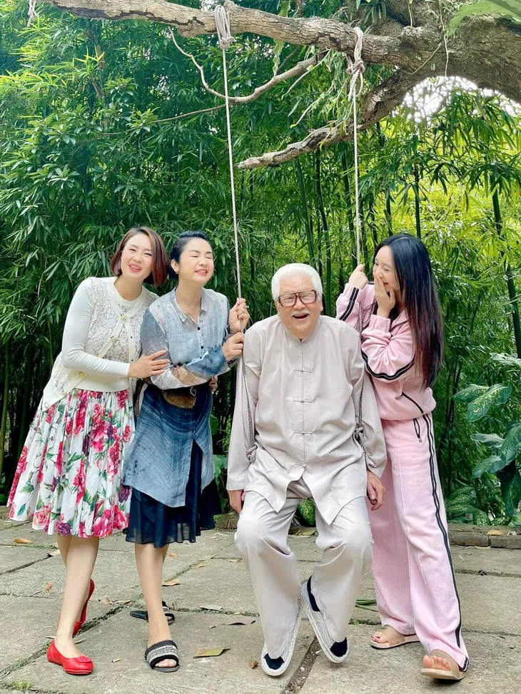 Hồng Diễm đăng ảnh hậu trường Hướng dương ngược nắng khác xa trên phim - Ảnh 2. Hồng Diễm đăng ảnh hậu trường Hướng dương ngược nắng khác xa trên phim - Ảnh 2.