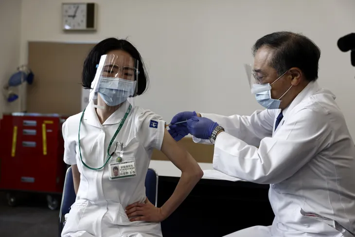 WHO bồi thường cho người gặp phản ứng phụ sau tiêm vaccine COVID-19 - Ảnh 1. WHO bồi thường cho người gặp phản ứng phụ sau tiêm vaccine COVID-19 - Ảnh 1.
