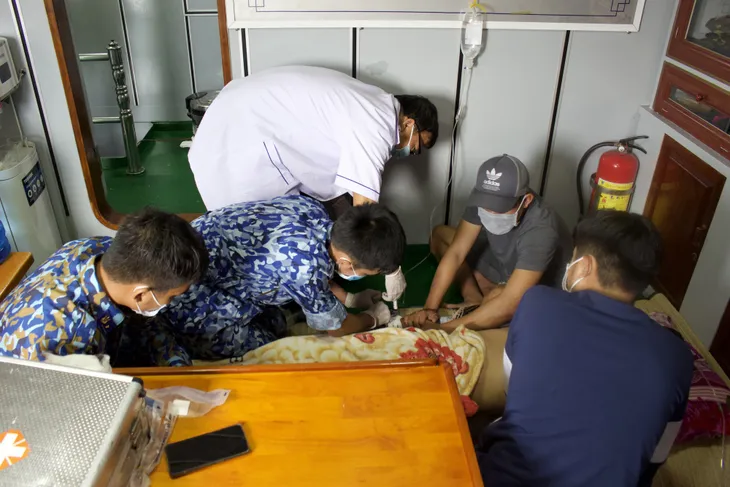 Cứu 2 ngư dân bị tai biến trên biển Tây Nam - Ảnh 1. Cứu 2 ngư dân bị tai biến trên biển Tây Nam - Ảnh 1.