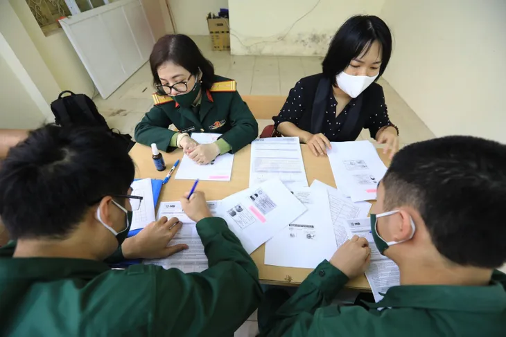 Quận Ba Đình, Hà Nội xét nghiệm COVID-19 cho tân binh nhập ngũ năm 2021 - Ảnh 7. Quận Ba Đình, Hà Nội xét nghiệm COVID-19 cho tân binh nhập ngũ năm 2021 - Ảnh 7.