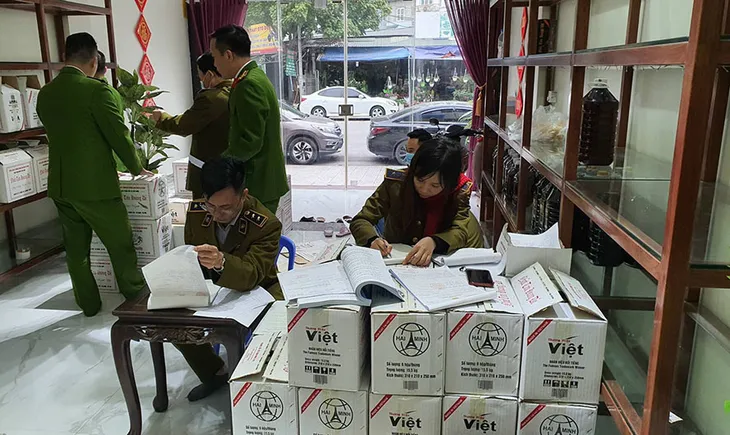 Cao điểm cuộc chiến chống rượu giả, rượu không rõ nguồn gốc dịp cuối năm - Ảnh 1. Cao điểm cuộc chiến chống rượu giả, rượu không rõ nguồn gốc dịp cuối năm - Ảnh 1.
