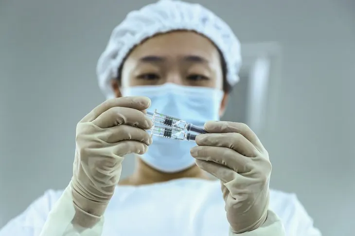 Trung Quốc dành 325 tỷ USD tiêm chủng miễn phí cho toàn dân trên cơ sở tự nguyện - Ảnh 1. Trung Quốc dành 325 tỷ USD tiêm chủng miễn phí cho toàn dân trên cơ sở tự nguyện - Ảnh 1.