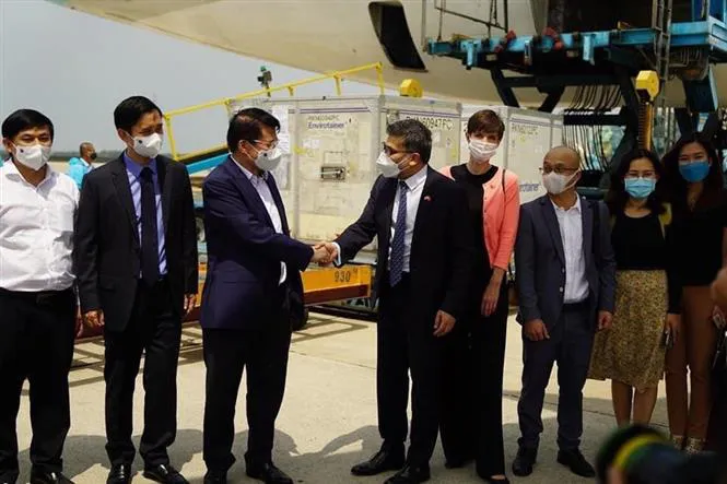 Việt Nam là nước đầu tiên của ASEAN nhận vaccine COVID-19 AstraZeneca - Ảnh 3. Việt Nam là nước đầu tiên của ASEAN nhận vaccine COVID-19 AstraZeneca - Ảnh 3.