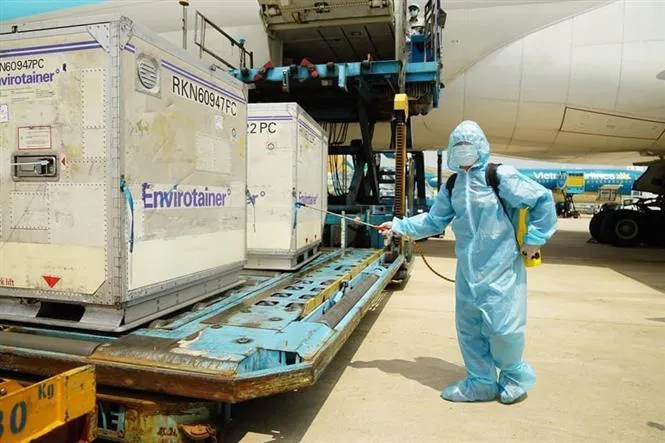 Việt Nam là nước đầu tiên của ASEAN nhận vaccine COVID-19 AstraZeneca - Ảnh 2. Việt Nam là nước đầu tiên của ASEAN nhận vaccine COVID-19 AstraZeneca - Ảnh 2.