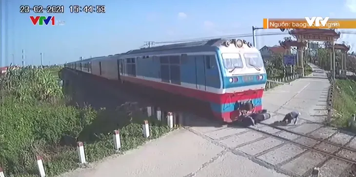 Liều mình vượt đường ngang, xe máy bị tàu hỏa hất văng - Ảnh 1. Liều mình vượt đường ngang, xe máy bị tàu hỏa hất văng - Ảnh 1.