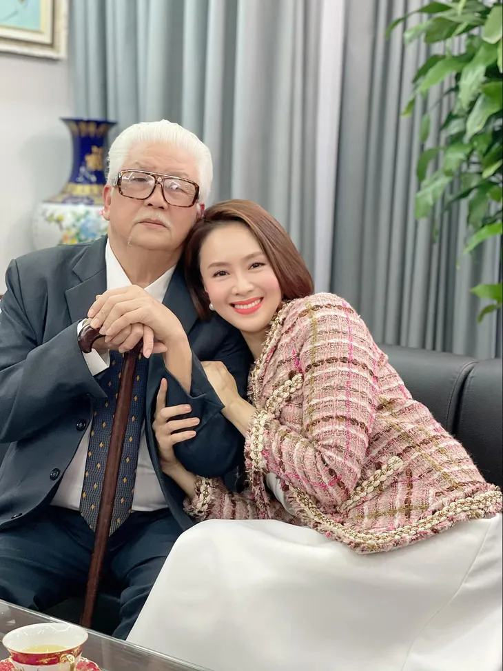 Quên bi thương đi, ngắm loạt ảnh hậu trường ấm áp của Hướng dương ngược nắng - Ảnh 4. Quên bi thương đi, ngắm loạt ảnh hậu trường ấm áp của Hướng dương ngược nắng - Ảnh 4.