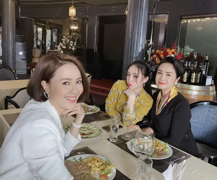 Quên bi thương đi, ngắm loạt ảnh hậu trường ấm áp của Hướng dương ngược nắng - Ảnh 7. Quên bi thương đi, ngắm loạt ảnh hậu trường ấm áp của Hướng dương ngược nắng - Ảnh 7.