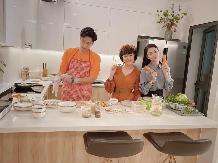 Quên bi thương đi, ngắm loạt ảnh hậu trường ấm áp của Hướng dương ngược nắng - Ảnh 2. Quên bi thương đi, ngắm loạt ảnh hậu trường ấm áp của Hướng dương ngược nắng - Ảnh 2.