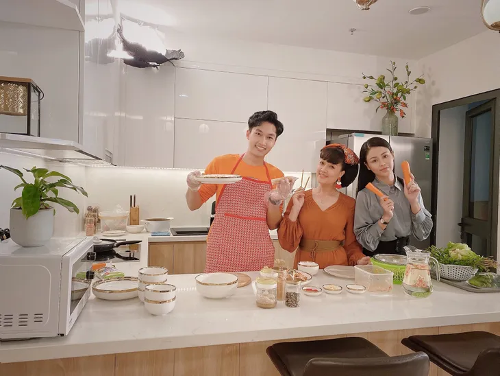 Quên bi thương đi, ngắm loạt ảnh hậu trường ấm áp của Hướng dương ngược nắng - Ảnh 3. Quên bi thương đi, ngắm loạt ảnh hậu trường ấm áp của Hướng dương ngược nắng - Ảnh 3.