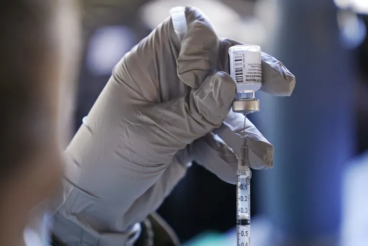 Mỹ phê chuẩn việc bảo quản vaccine của Pfizer ở nhiệt độ đông lạnh thông thường - Ảnh 1. Mỹ phê chuẩn việc bảo quản vaccine của Pfizer ở nhiệt độ đông lạnh thông thường - Ảnh 1.