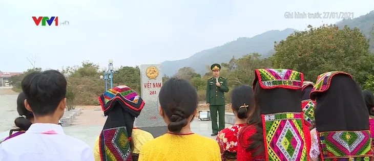Tiết học ngoại khóa ý nghĩa ở cột mốc biên giới - Ảnh 2. Tiết học ngoại khóa ý nghĩa ở cột mốc biên giới - Ảnh 2.