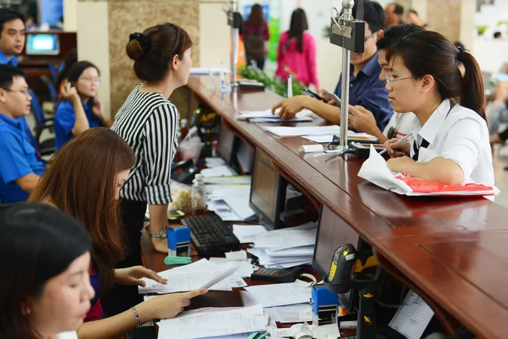 Vì sao người dân đổ xô đi làm giấy tờ đất đai trước ngày 1/3? - Ảnh 1. Vì sao người dân đổ xô đi làm giấy tờ đất đai trước ngày 1/3? - Ảnh 1.