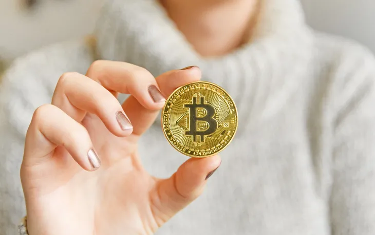 Tăng giảm thất thường, nhà đầu tư thót tim với “tàu lượn” Bitcoin - Ảnh 1. Tăng giảm thất thường, nhà đầu tư thót tim với “tàu lượn” Bitcoin - Ảnh 1.