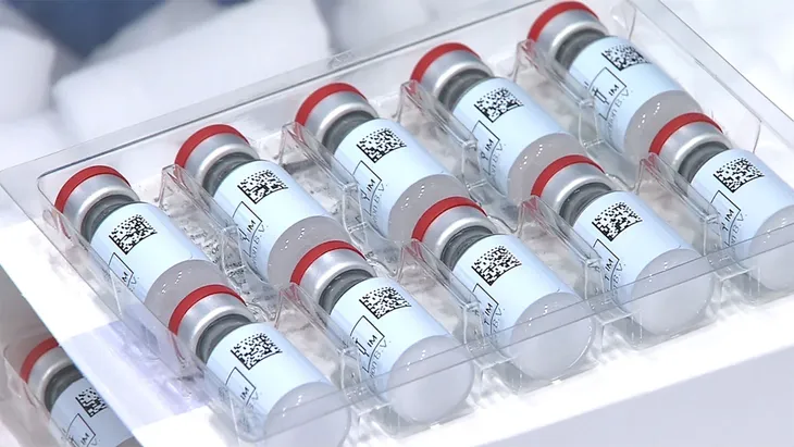 FDA và CDC Mỹ khuyến cáo tạm ngưng sử dụng vaccine COVID-19 của Johnson & Johnson - Ảnh 1. FDA và CDC Mỹ khuyến cáo tạm ngưng sử dụng vaccine COVID-19 của Johnson & Johnson - Ảnh 1.