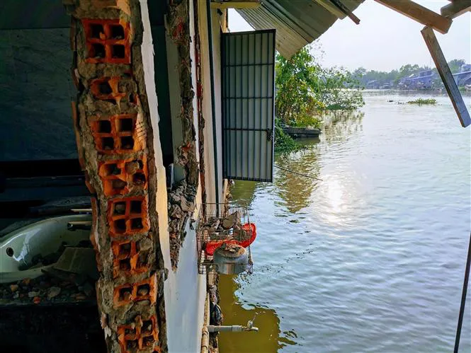 Liên tiếp 2 vụ sạt lở trong 2 ngày, 17 căn nhà bị sụp một phần - Ảnh 2. Liên tiếp 2 vụ sạt lở trong 2 ngày, 17 căn nhà bị sụp một phần - Ảnh 2.