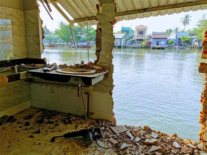 Liên tiếp 2 vụ sạt lở trong 2 ngày, 17 căn nhà bị sụp một phần - Ảnh 1. Liên tiếp 2 vụ sạt lở trong 2 ngày, 17 căn nhà bị sụp một phần - Ảnh 1.