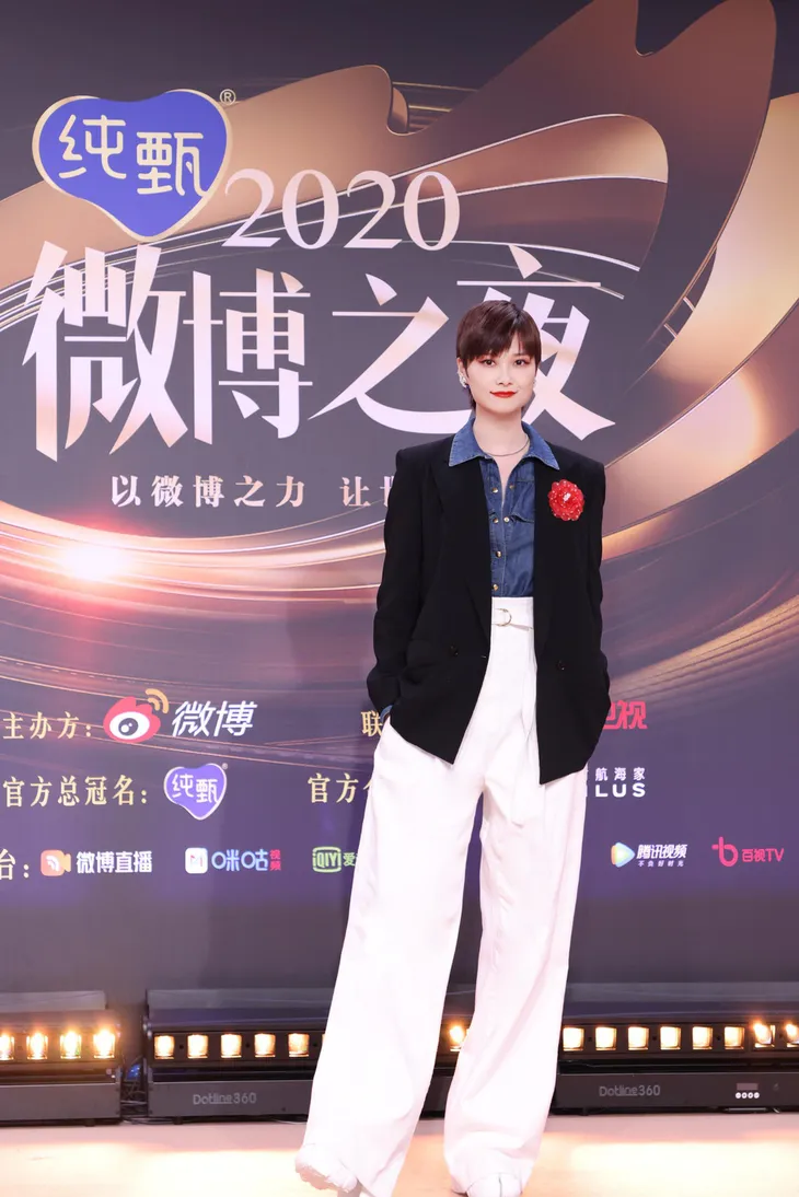 Thảm đỏ Đêm hội Weibo: Triệu Lệ Dĩnh, Angelababy kém nổi bật trong dàn mỹ nhân - Ảnh 10. Thảm đỏ Đêm hội Weibo: Triệu Lệ Dĩnh, Angelababy kém nổi bật trong dàn mỹ nhân - Ảnh 10.