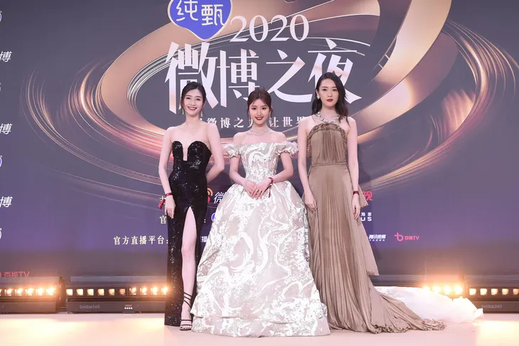 Thảm đỏ Đêm hội Weibo: Triệu Lệ Dĩnh, Angelababy kém nổi bật trong dàn mỹ nhân - Ảnh 6. Thảm đỏ Đêm hội Weibo: Triệu Lệ Dĩnh, Angelababy kém nổi bật trong dàn mỹ nhân - Ảnh 6.