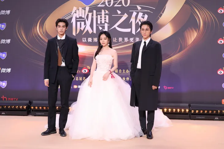 Thảm đỏ Đêm hội Weibo: Triệu Lệ Dĩnh, Angelababy kém nổi bật trong dàn mỹ nhân - Ảnh 5. Thảm đỏ Đêm hội Weibo: Triệu Lệ Dĩnh, Angelababy kém nổi bật trong dàn mỹ nhân - Ảnh 5.