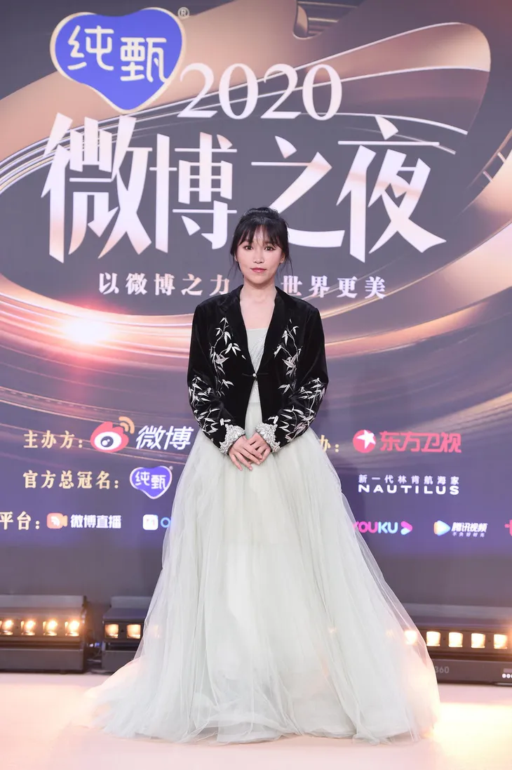 Thảm đỏ Đêm hội Weibo: Triệu Lệ Dĩnh, Angelababy kém nổi bật trong dàn mỹ nhân - Ảnh 8. Thảm đỏ Đêm hội Weibo: Triệu Lệ Dĩnh, Angelababy kém nổi bật trong dàn mỹ nhân - Ảnh 8.