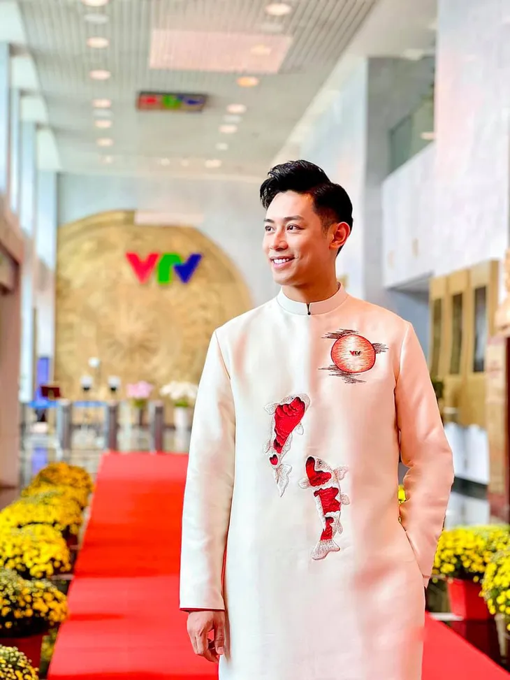 Muôn kiểu áo dài của các nam MC khi dẫn chương trình Tết - Ảnh 6. Muôn kiểu áo dài của các nam MC khi dẫn chương trình Tết - Ảnh 6.