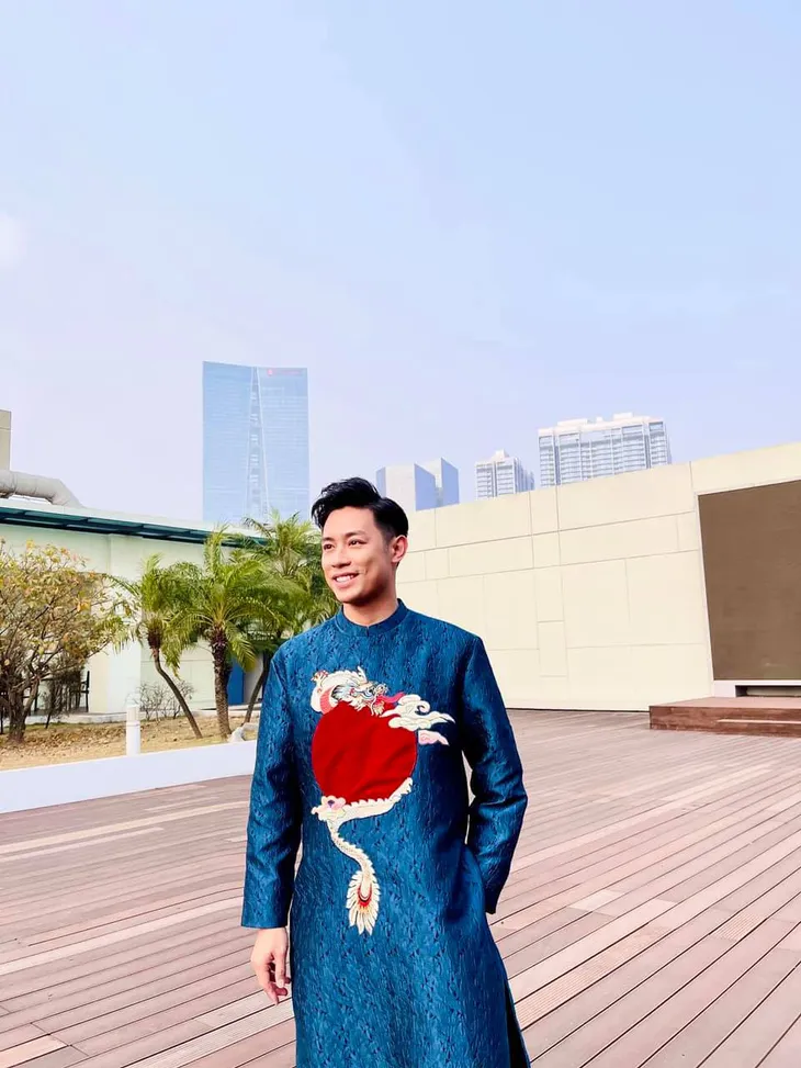 Muôn kiểu áo dài của các nam MC khi dẫn chương trình Tết - Ảnh 2. Muôn kiểu áo dài của các nam MC khi dẫn chương trình Tết - Ảnh 2.