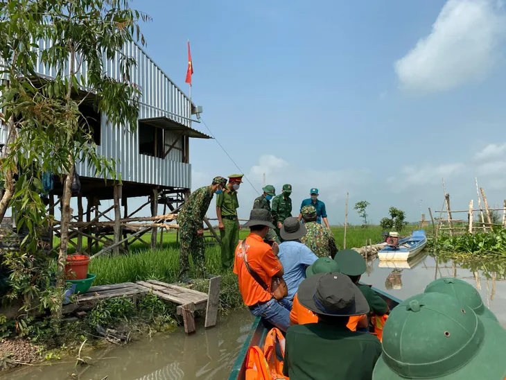 Trao tặng đồ bảo hộ y tế cho Hải Dương, Quảng Ninh cùng các tỉnh biên giới tuyến đầu phòng chống COVID-19 - Ảnh 2. Trao tặng đồ bảo hộ y tế cho Hải Dương, Quảng Ninh cùng các tỉnh biên giới tuyến đầu phòng chống COVID-19 - Ảnh 2.