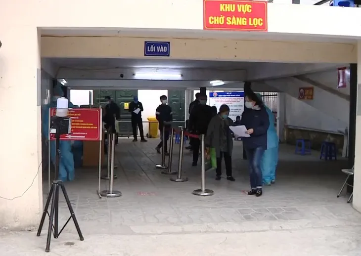 Các bệnh viện thực hiện nghiêm việc phân luồng, sàng lọc - Ảnh 1. Các bệnh viện thực hiện nghiêm việc phân luồng, sàng lọc - Ảnh 1.