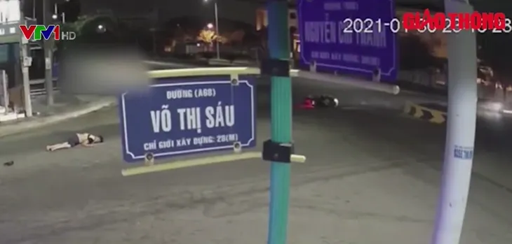 Phóng xe máy như bay, nam thanh niên tông trúng trụ bê tông giữa ngã tư - Ảnh 1. Phóng xe máy như bay, nam thanh niên tông trúng trụ bê tông giữa ngã tư - Ảnh 1.