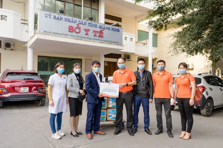 Trao tặng đồ bảo hộ y tế cho Hải Dương, Quảng Ninh cùng các tỉnh biên giới tuyến đầu phòng chống COVID-19 - Ảnh 1. Trao tặng đồ bảo hộ y tế cho Hải Dương, Quảng Ninh cùng các tỉnh biên giới tuyến đầu phòng chống COVID-19 - Ảnh 1.