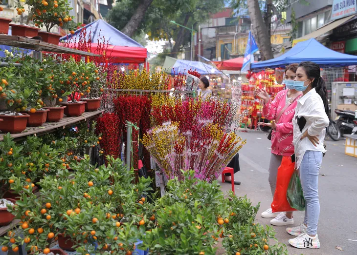 Năm COVID-19 thứ 2: Tiền đâu tiêu Tết? - Ảnh 1. Năm COVID-19 thứ 2: Tiền đâu tiêu Tết? - Ảnh 1.