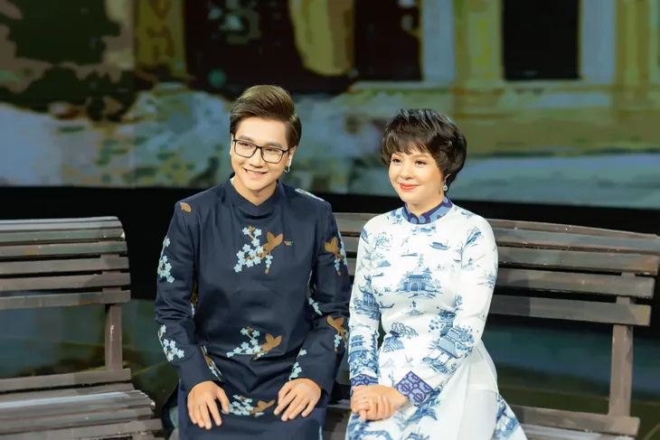 Muôn kiểu áo dài của các nam MC khi dẫn chương trình Tết - Ảnh 16. Muôn kiểu áo dài của các nam MC khi dẫn chương trình Tết - Ảnh 16.