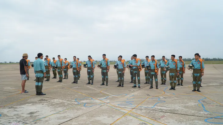 Phim Tết Yêu hơn cả bầu trời: Chuyến bay ngang qua tuổi trẻ - Ảnh 6. Phim Tết Yêu hơn cả bầu trời: Chuyến bay ngang qua tuổi trẻ - Ảnh 6.