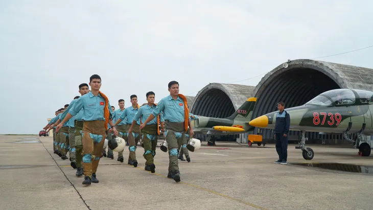 Phim Tết Yêu hơn cả bầu trời: Chuyến bay ngang qua tuổi trẻ - Ảnh 4. Phim Tết Yêu hơn cả bầu trời: Chuyến bay ngang qua tuổi trẻ - Ảnh 4.