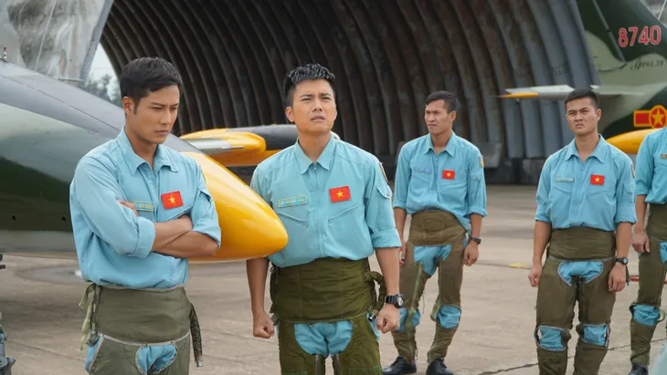 Ngắm những chàng quân nhân điển trai của Yêu hơn cả bầu trời - Ảnh 12. Ngắm những chàng quân nhân điển trai của Yêu hơn cả bầu trời - Ảnh 12.