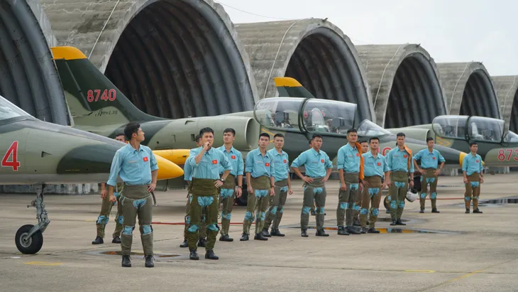 Ngắm những chàng quân nhân điển trai của Yêu hơn cả bầu trời - Ảnh 11. Ngắm những chàng quân nhân điển trai của Yêu hơn cả bầu trời - Ảnh 11.