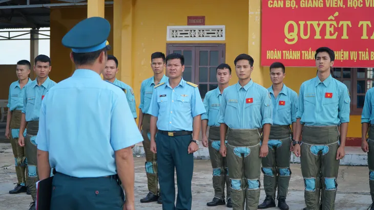 Ngắm những chàng quân nhân điển trai của Yêu hơn cả bầu trời - Ảnh 14. Ngắm những chàng quân nhân điển trai của Yêu hơn cả bầu trời - Ảnh 14.