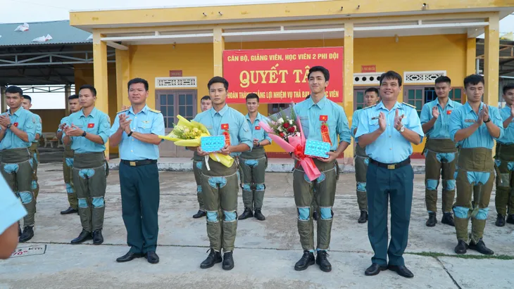 Ngắm những chàng quân nhân điển trai của Yêu hơn cả bầu trời - Ảnh 13. Ngắm những chàng quân nhân điển trai của Yêu hơn cả bầu trời - Ảnh 13.