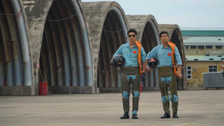 Ngắm những chàng quân nhân điển trai của Yêu hơn cả bầu trời - Ảnh 10. Ngắm những chàng quân nhân điển trai của Yêu hơn cả bầu trời - Ảnh 10.