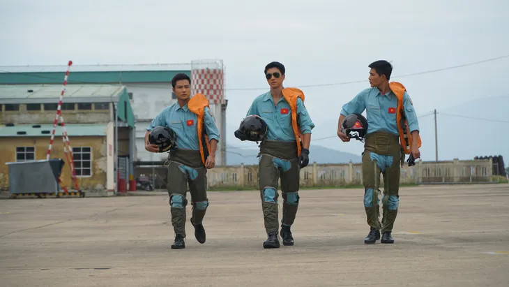 Ngắm những chàng quân nhân điển trai của Yêu hơn cả bầu trời - Ảnh 8. Ngắm những chàng quân nhân điển trai của Yêu hơn cả bầu trời - Ảnh 8.