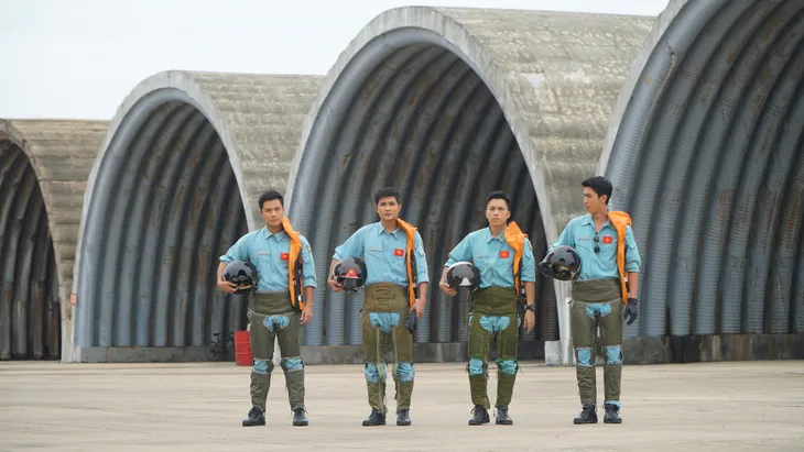 Ngắm những chàng quân nhân điển trai của Yêu hơn cả bầu trời - Ảnh 6. Ngắm những chàng quân nhân điển trai của Yêu hơn cả bầu trời - Ảnh 6.