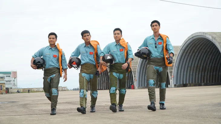 Ngắm những chàng quân nhân điển trai của Yêu hơn cả bầu trời - Ảnh 4. Ngắm những chàng quân nhân điển trai của Yêu hơn cả bầu trời - Ảnh 4.