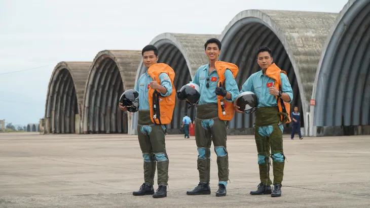 Ngắm những chàng quân nhân điển trai của Yêu hơn cả bầu trời - Ảnh 1. Ngắm những chàng quân nhân điển trai của Yêu hơn cả bầu trời - Ảnh 1.