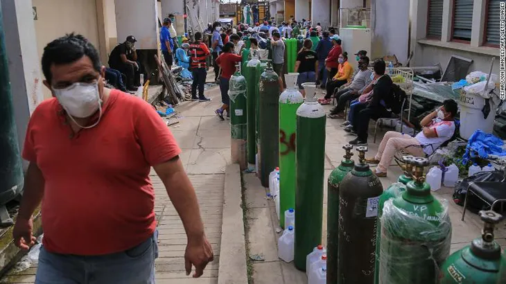 Người dân Peru xếp hàng mua oxy cho bệnh nhân COVID-19 - Ảnh 1. Người dân Peru xếp hàng mua oxy cho bệnh nhân COVID-19 - Ảnh 1.