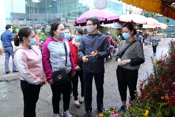 Phó Thủ tướng Vũ Đức Đam thị sát chợ hoa Tết Quảng Bá, trung tâm thương mại - Ảnh 2. Phó Thủ tướng Vũ Đức Đam thị sát chợ hoa Tết Quảng Bá, trung tâm thương mại - Ảnh 2.