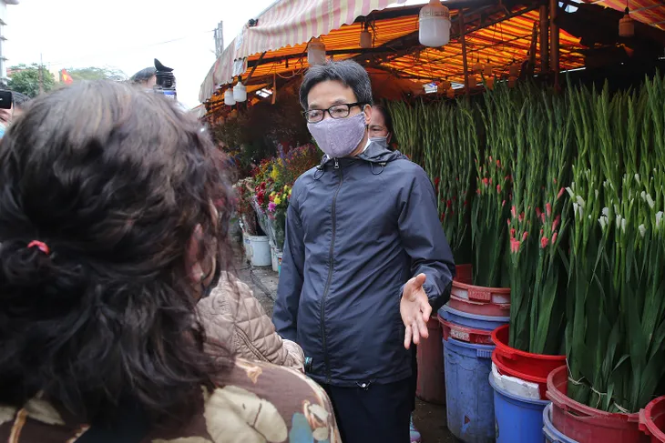 Phó Thủ tướng Vũ Đức Đam thị sát chợ hoa Tết Quảng Bá, trung tâm thương mại - Ảnh 6. Phó Thủ tướng Vũ Đức Đam thị sát chợ hoa Tết Quảng Bá, trung tâm thương mại - Ảnh 6.